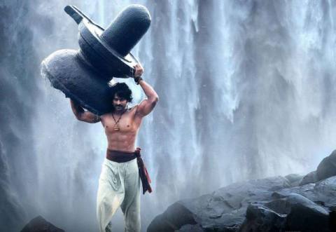 Baahubali: The Beginning - prabhas as baahubali carrying a giant fountain