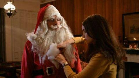 Leandro Hassum dutifully dresses up as Santa in Just Another Christmas