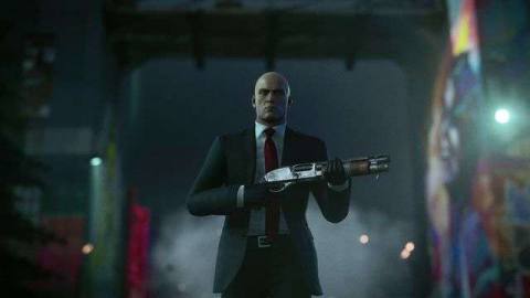 Agent 47 wearing his classic suit holding a shotgun in Hitman 3