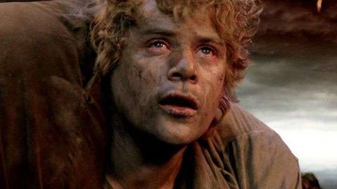 Sam looks up at Mt. Doom, carrying Frodo on his back, in The Lord of the Rings: Return of the King