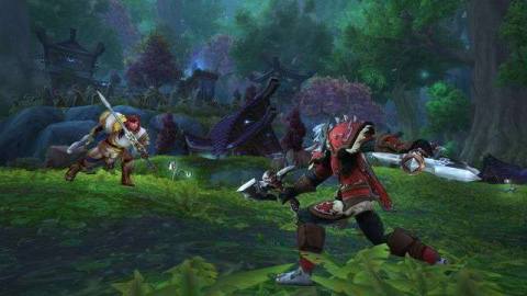 World of Warcraft - a Kul Tiran Warrior and a Zandalari rogue clash in the forest of Warsong Gluch