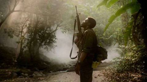 Da 5 Bloods: Chadwick Boseman holds his rifle