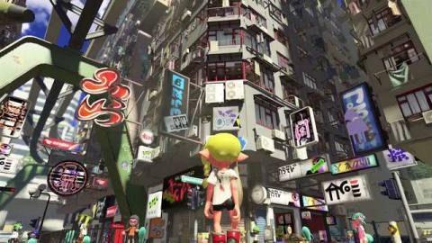 an Inkling girl with long blond hair standing in an urban environment in Splatoon 3