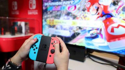 Nintendo Switch preview event - Joy-Con controllers in Grip / Mario Kart 8 Deluxe