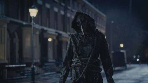 A ghostly plague doctor haunts the streets of London at night in The Irregulars