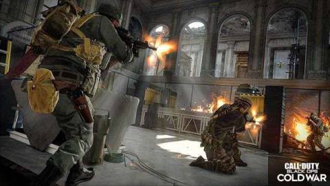 A Call of Duty: Warzone player fires an assault rifle at an enemy