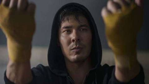 Lewis Tan as Cole Young holds up his wrapped fists in Mortal Kombat