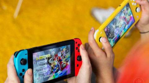 A Nintendo Switch and the new Nintendo Switch lite, side by side