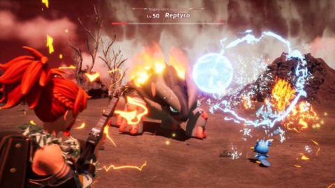 A player character targets a Reptyro and is assisted by a Pal in a battle screenshot from Palworld