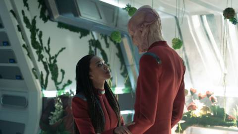 Sonequa Martin-Green as Burnham and Doug Jones as Saru, holding each others arms and looking at each other in a still from Star Trek: Discovery