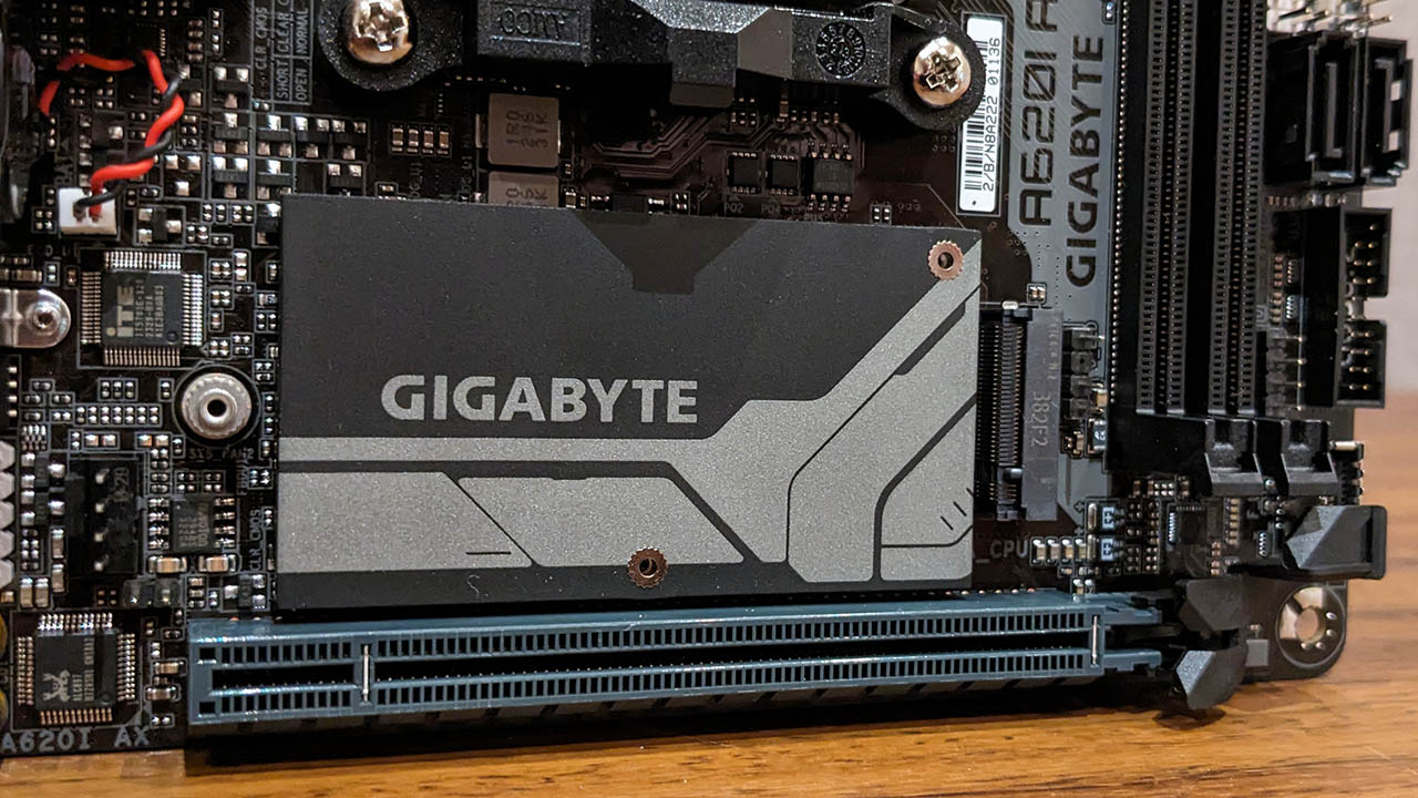 Gigabyte A620I AX M.2 slot