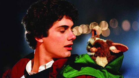 Billy (Zach Galligan) and his pet mogwai Gizmo in Gremlins.