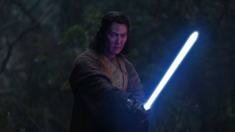 Sol (Lee Jung-jae) holding his lightsaber and looking fierce