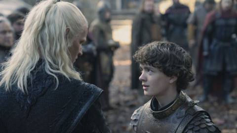 Oscar Tully stands eye-to-eye with Daemon Targaryen, with assembled lords looking on, in House of the Dragon