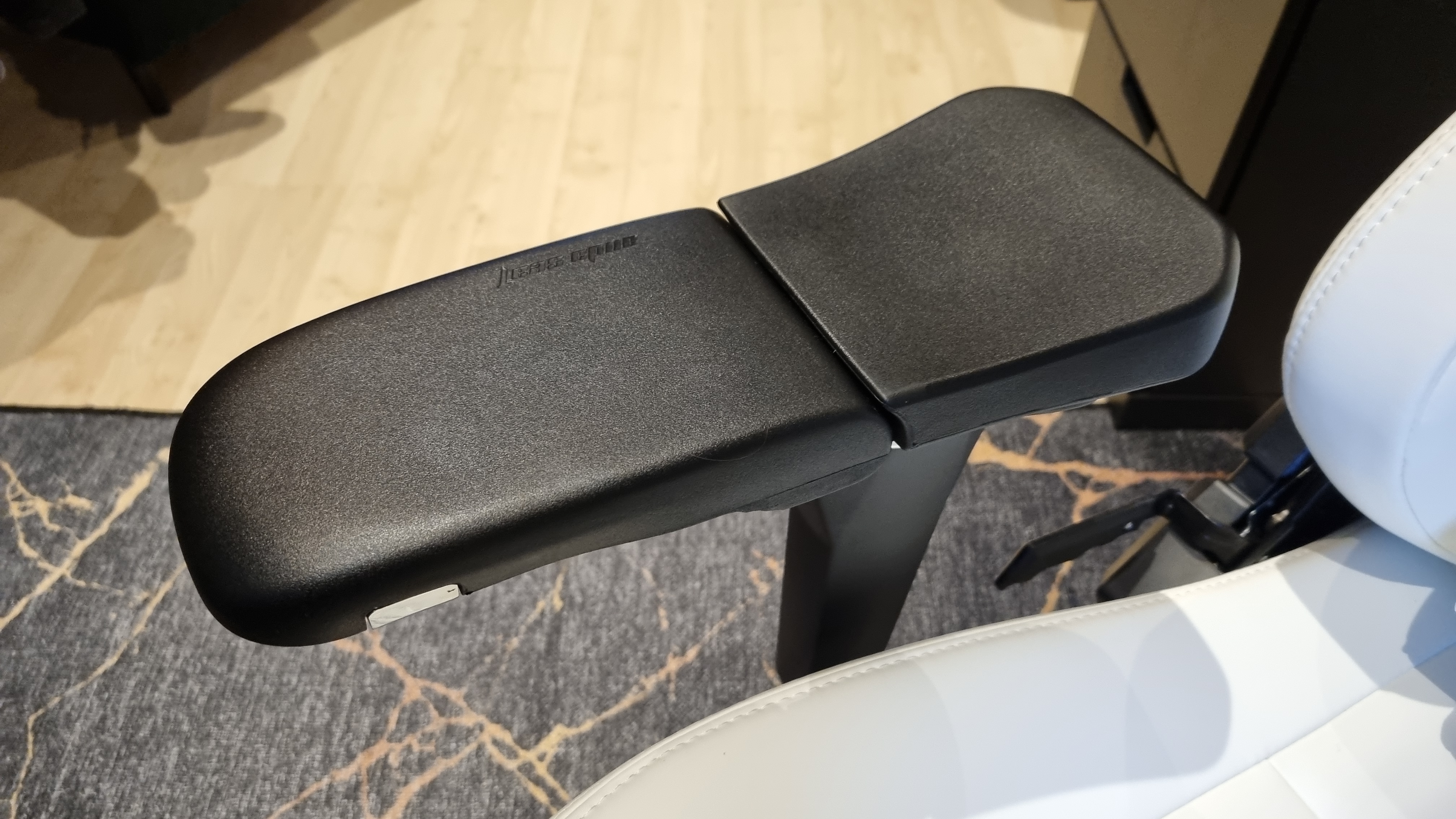 The 5D armrests of the AndaSeat Kaiser 4 XL in a flat position