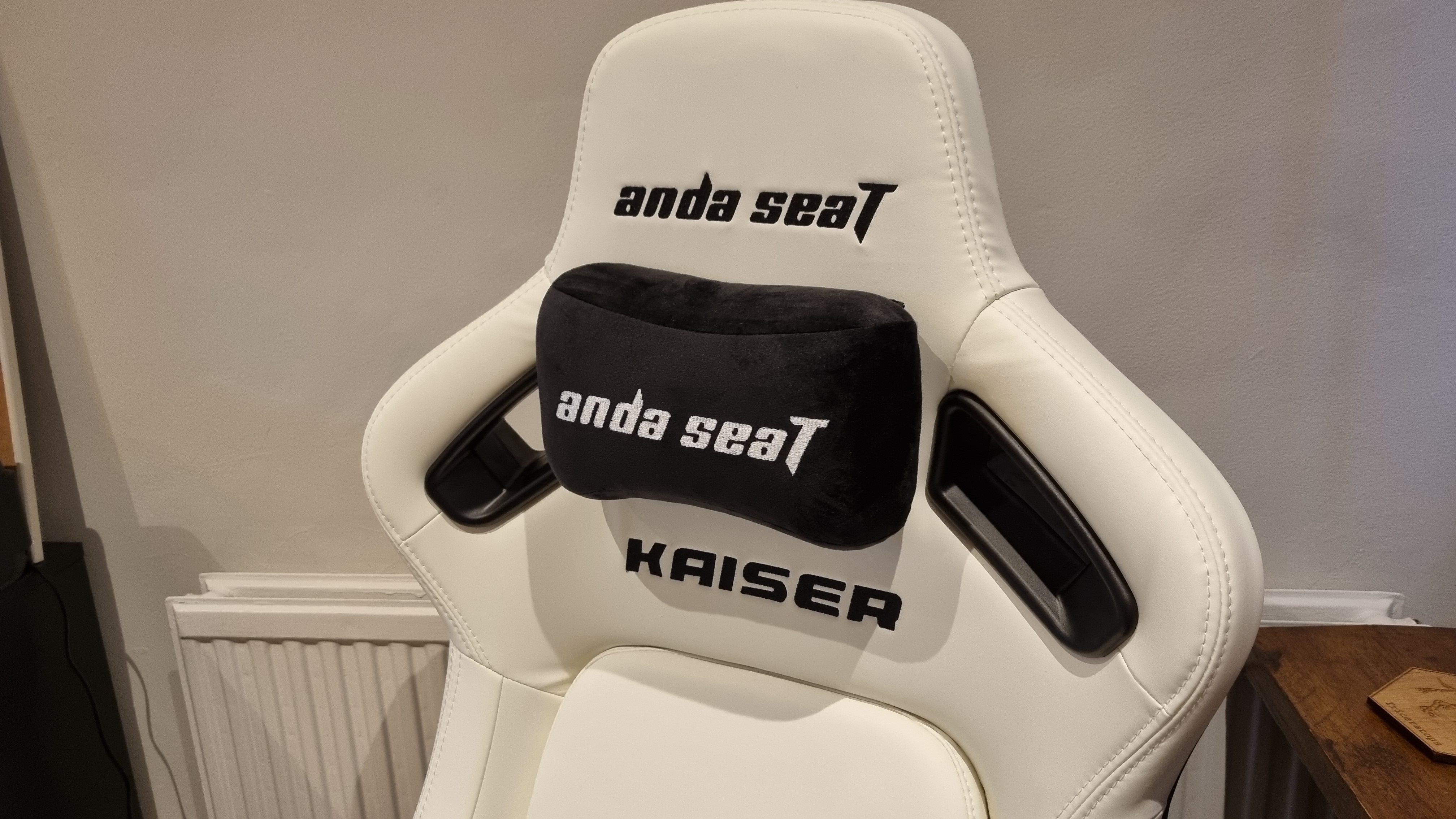 The magnetic headcushion and overt branding on the AndaSeat Kaiser 4 XL