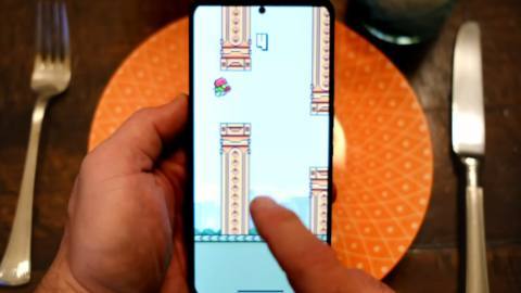 Mobile classic Flappy Bird comes back, immediately ruined by fact it is seemingly just a vehicle for blockchain nonsense with the original creator not involved