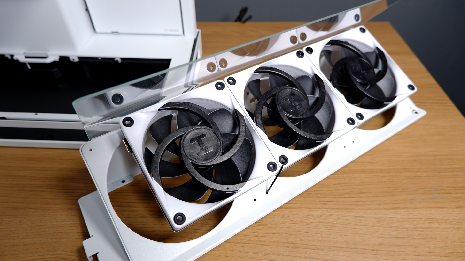 Hyte fans correctly mounted in the Havn HS 420 fan mount.