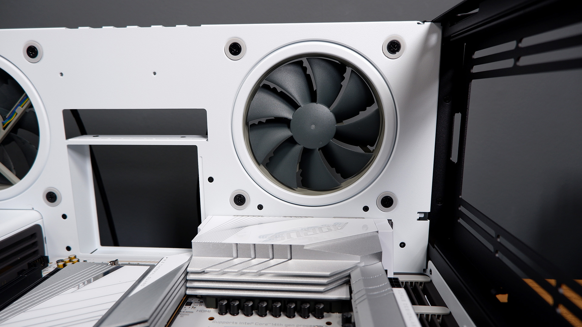 A Noctua fan installed into the Havn HS 420 chassis.