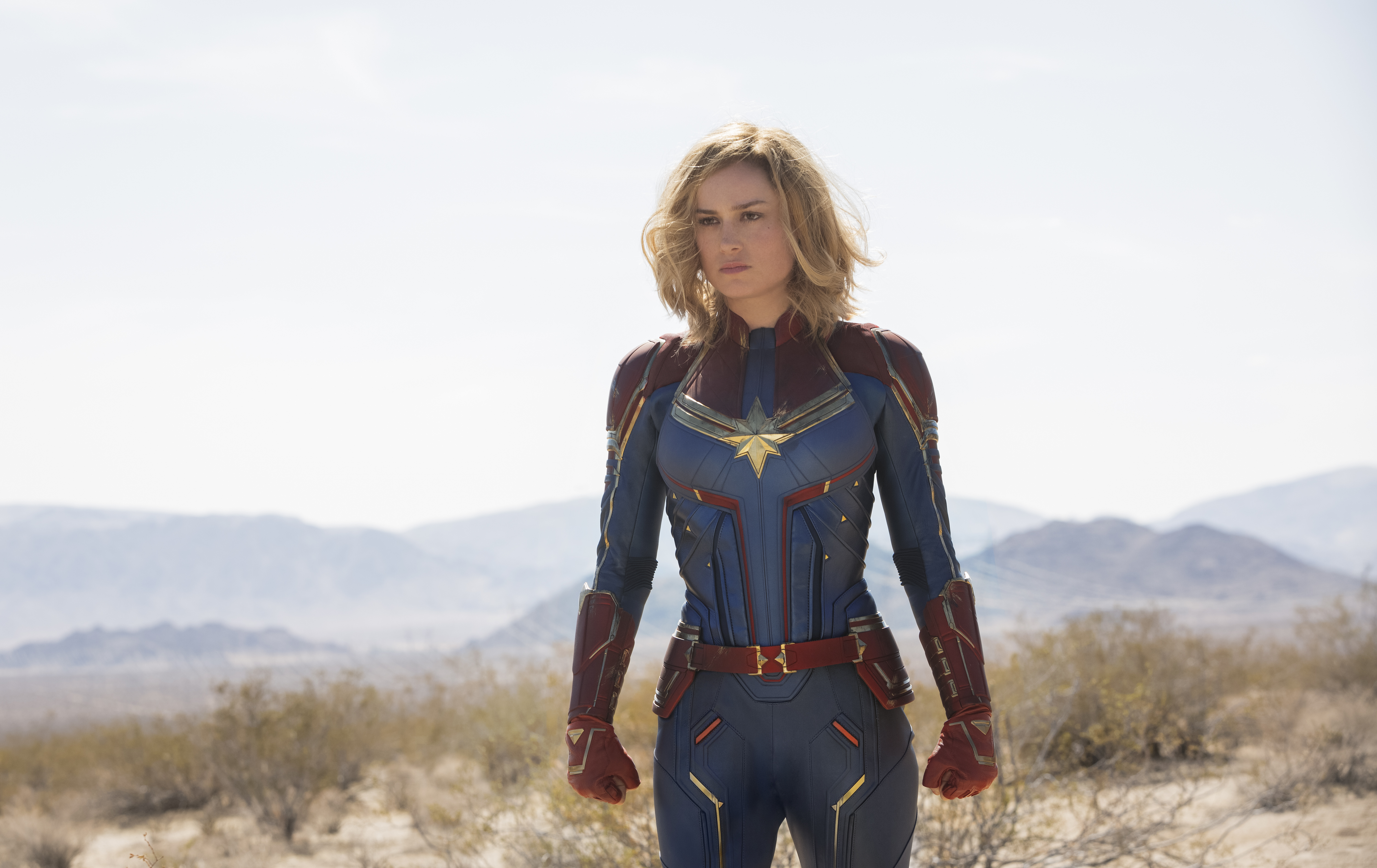 captain marvel (brie larson) in the desert