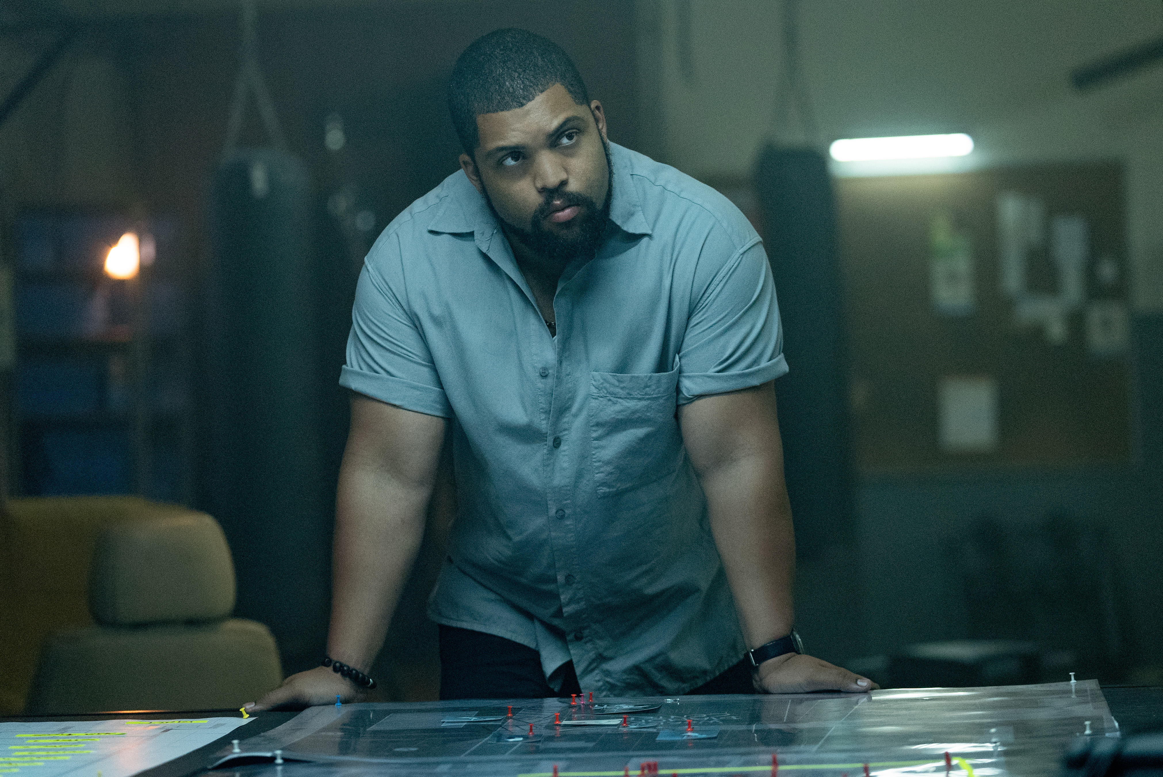 O’Shea Jackson Jr. glares in Den of Thieves 2: Pantera, with his hands on a table in a dimly lit room with punching bags behind him O’Shea Jackson Jr. glares in Den of Thieves 2: Pantera, with his hands on a table in a dimly lit room with punching bags behind him