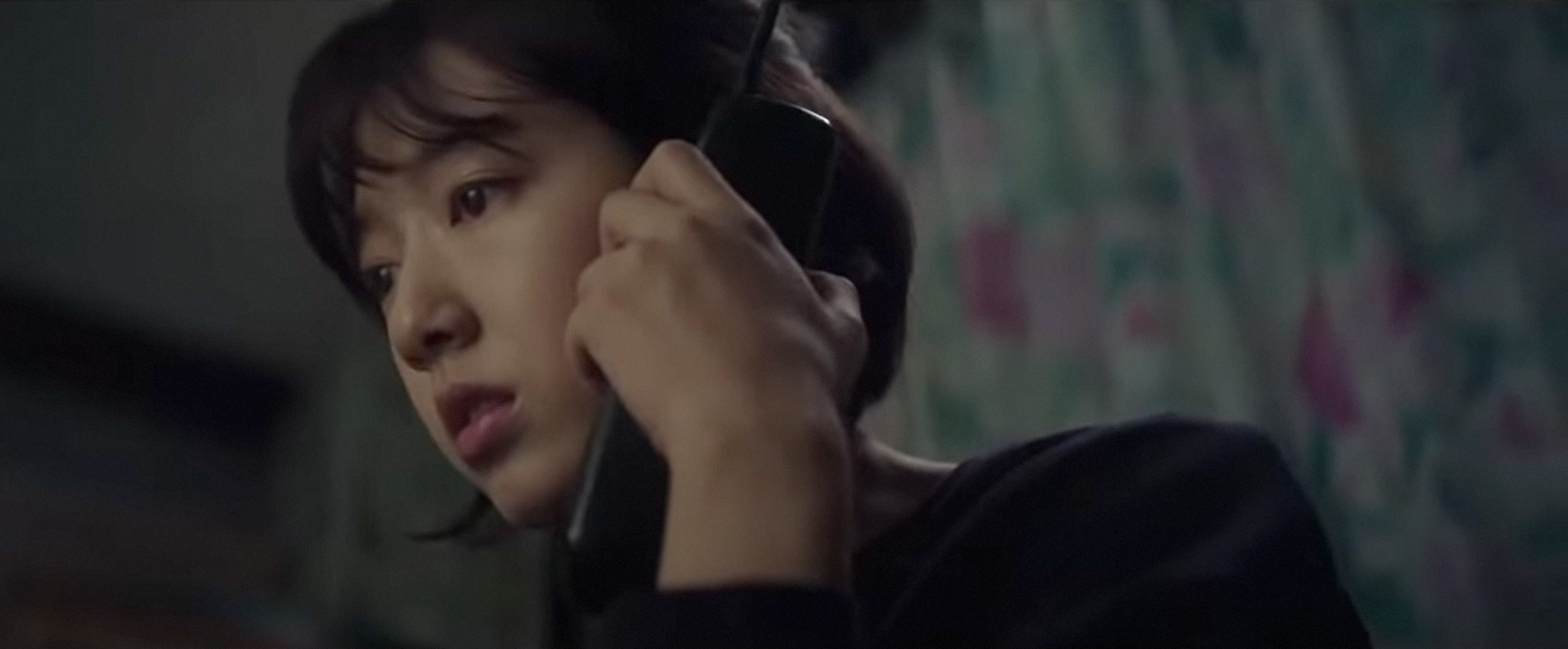 Park Shin-hye looks worried while talking on the phone in The Call Park Shin-hye looks worried while talking on the phone in The Call