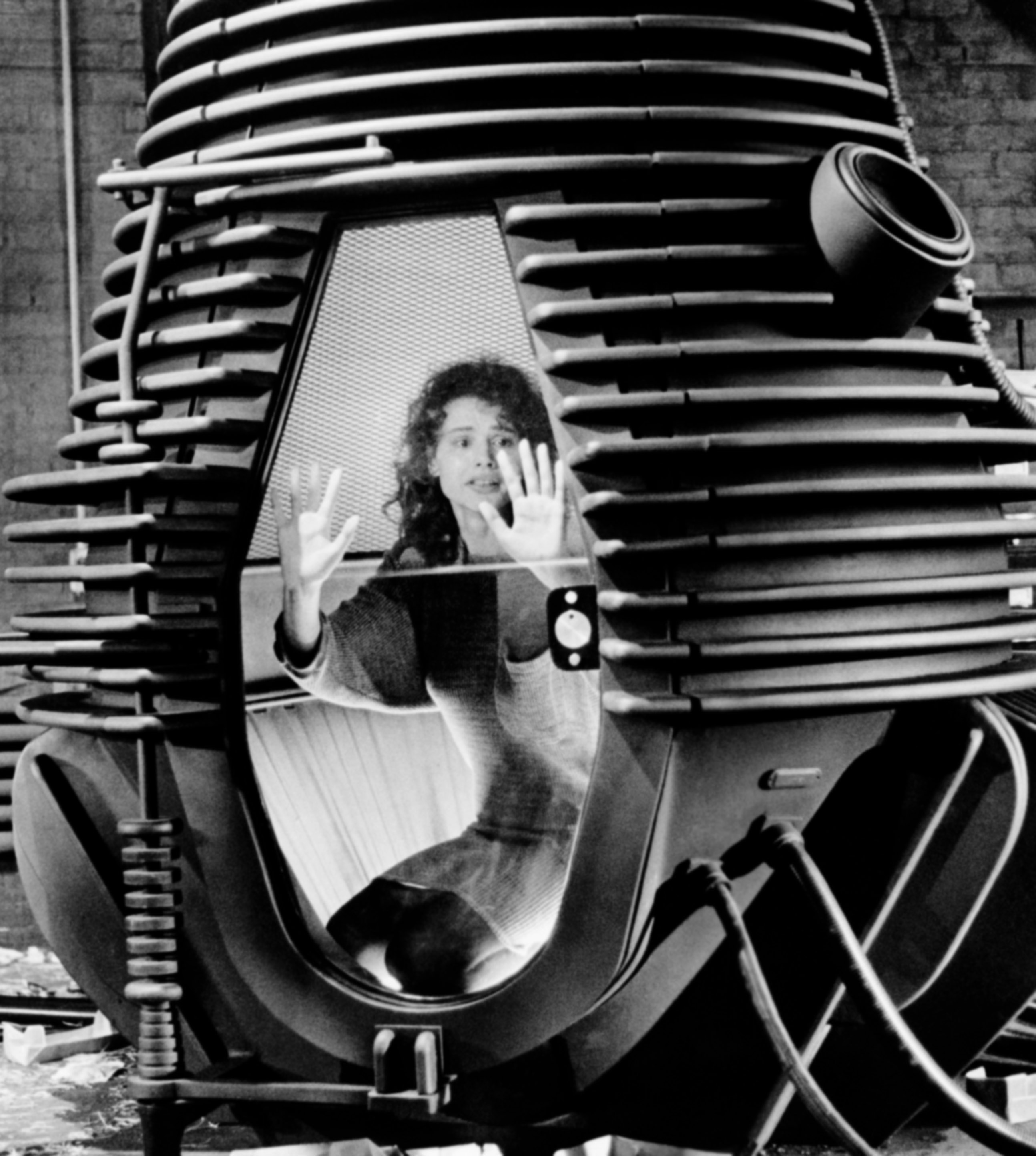 Veronica (Geena Davis) trapped in the transporter in The Fly 