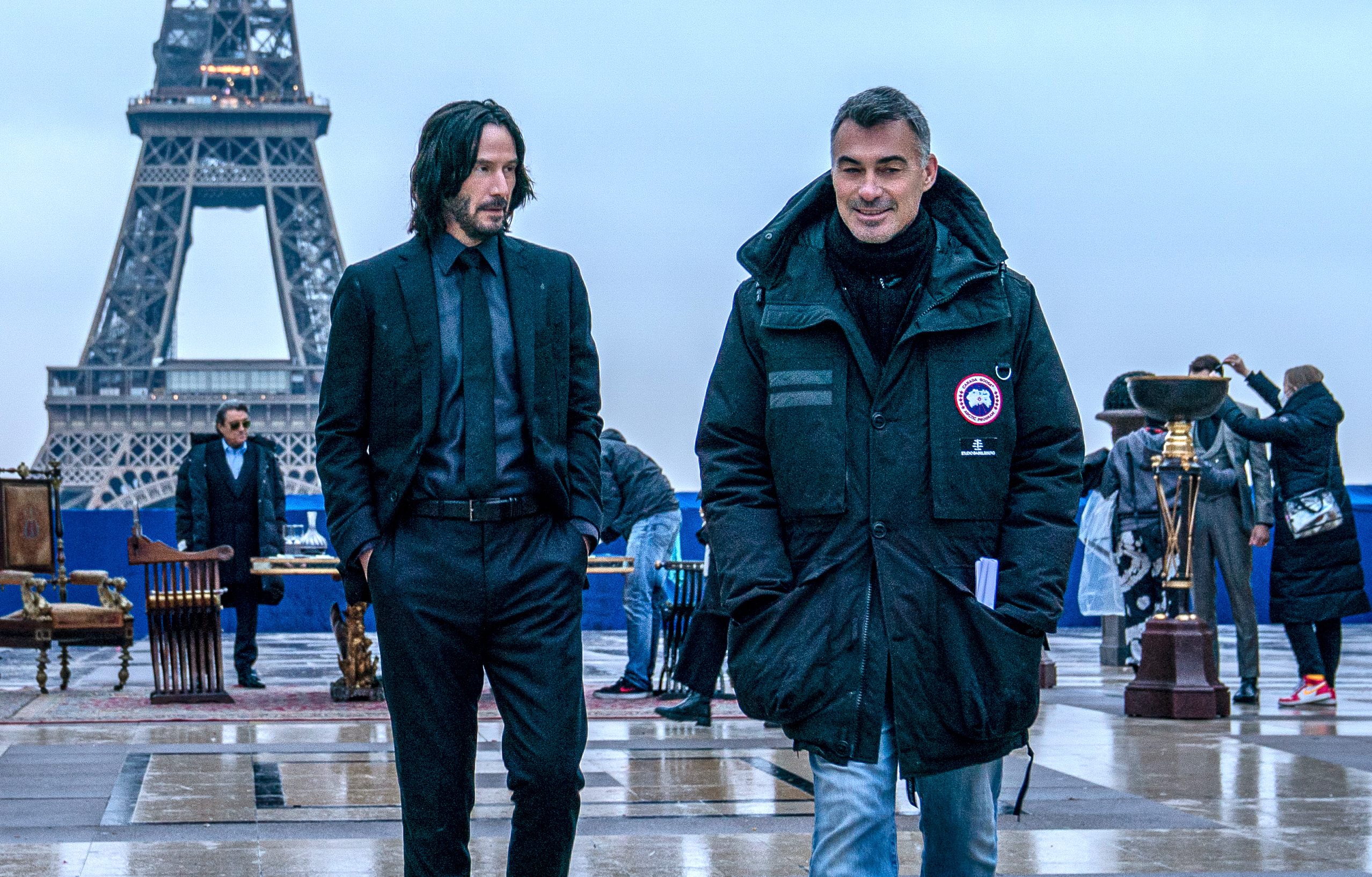 Keanu Reeves walking with John Wick 4 director Chad Stahelski in front of the Eiffel Tower and a bunch of bluescreen flats Keanu Reeves walking with John Wick 4 director Chad Stahelski in front of the Eiffel Tower and a bunch of bluescreen flats