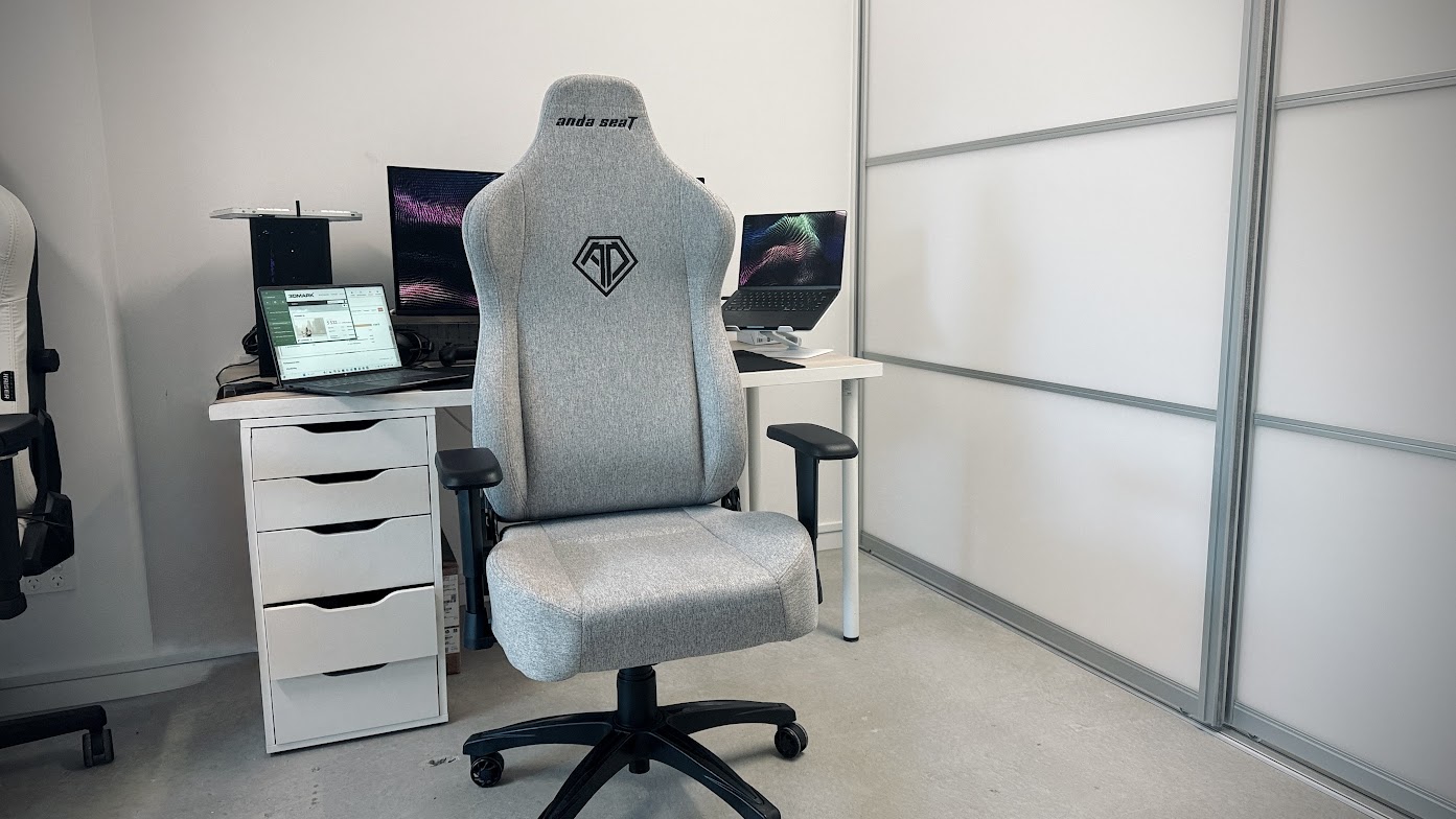 AndaSeat Novis gaming chair in an office environment
