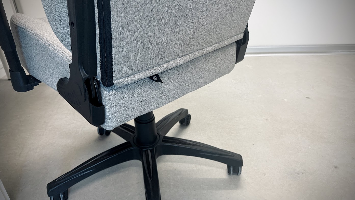 AndaSeat Novis gaming chair in an office environment