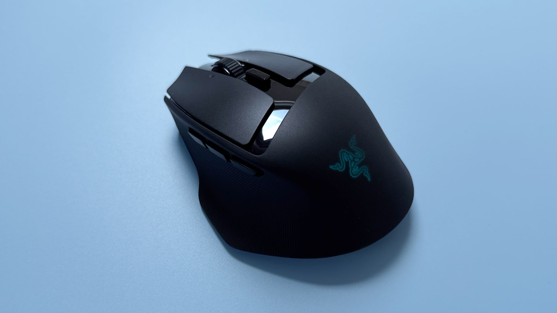 A Razer Basilisk Mobile gaming mouse and Razer Joro portable gaming keyboard on a blue background.