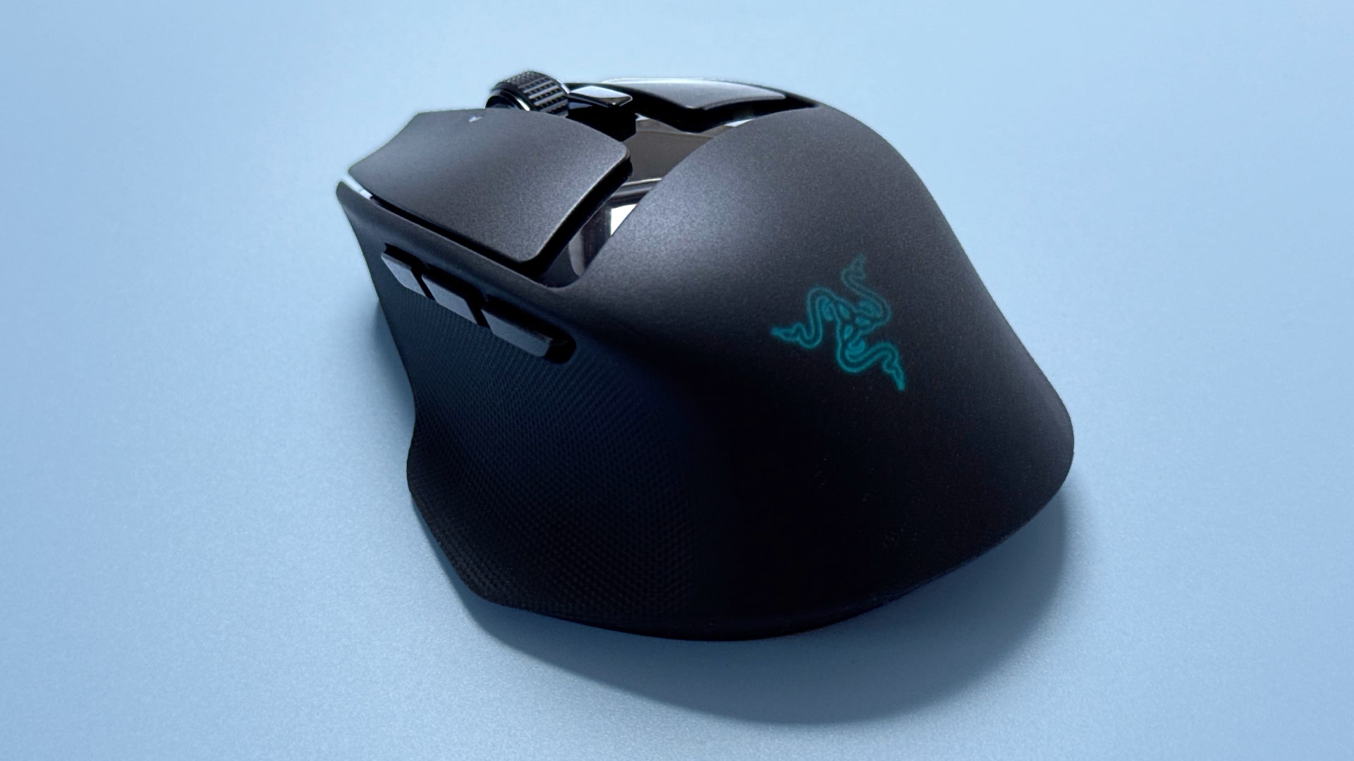 A Razer Basilisk Mobile gaming mouse and Razer Joro portable gaming keyboard on a blue background.
