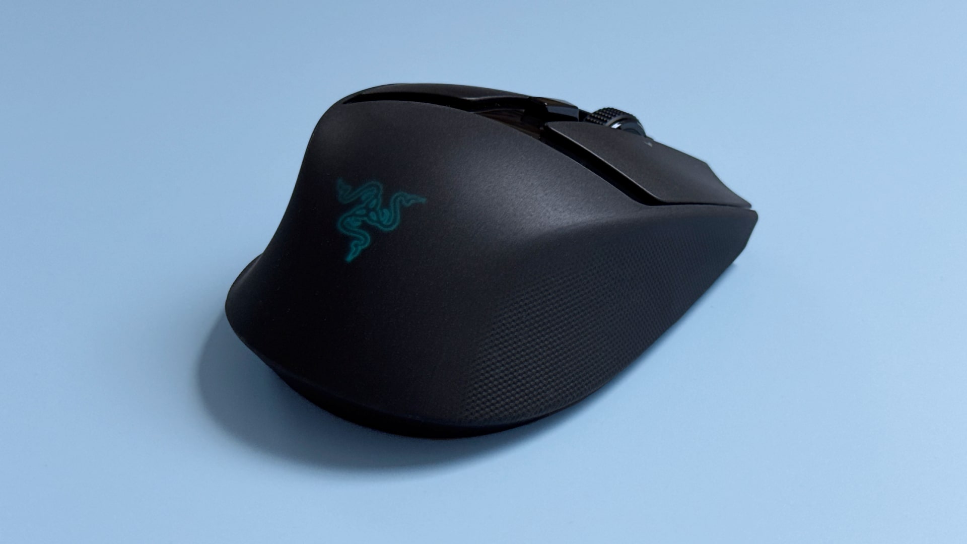 A Razer Basilisk Mobile gaming mouse and Razer Joro portable gaming keyboard on a blue background.