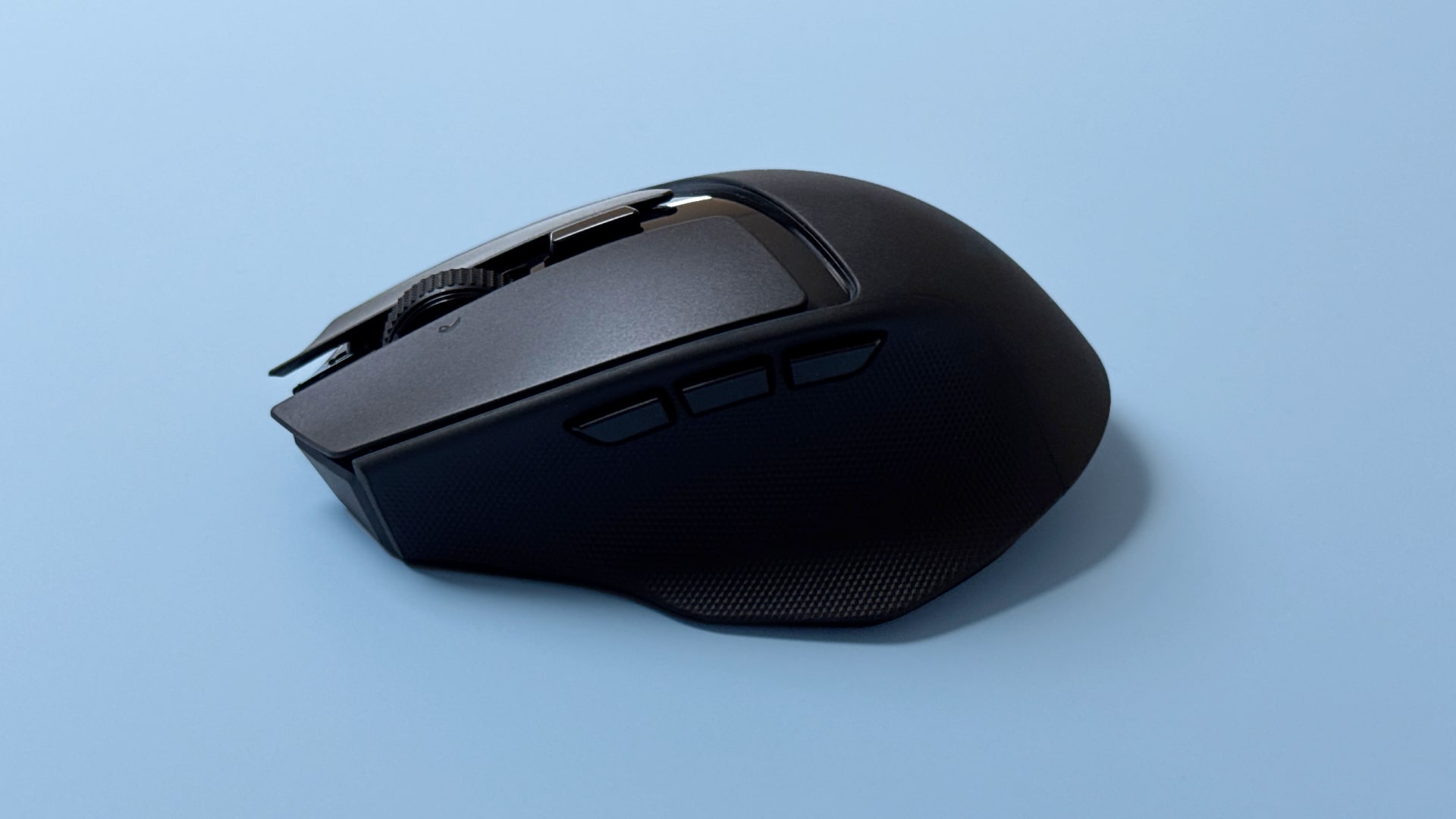 A Razer Basilisk Mobile gaming mouse and Razer Joro portable gaming keyboard on a blue background.