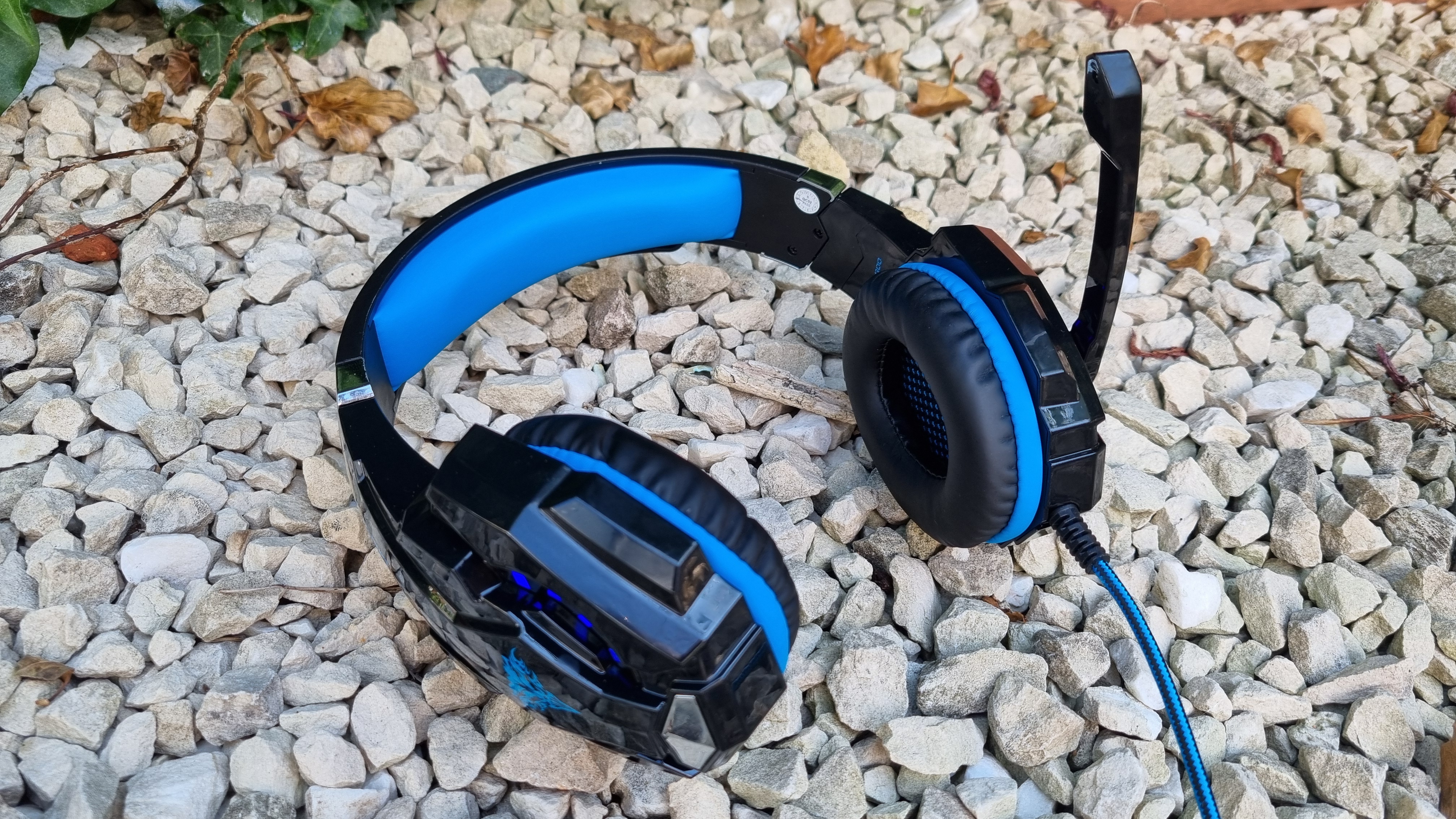 The Bengoo G9000 gaming headset on white gravel