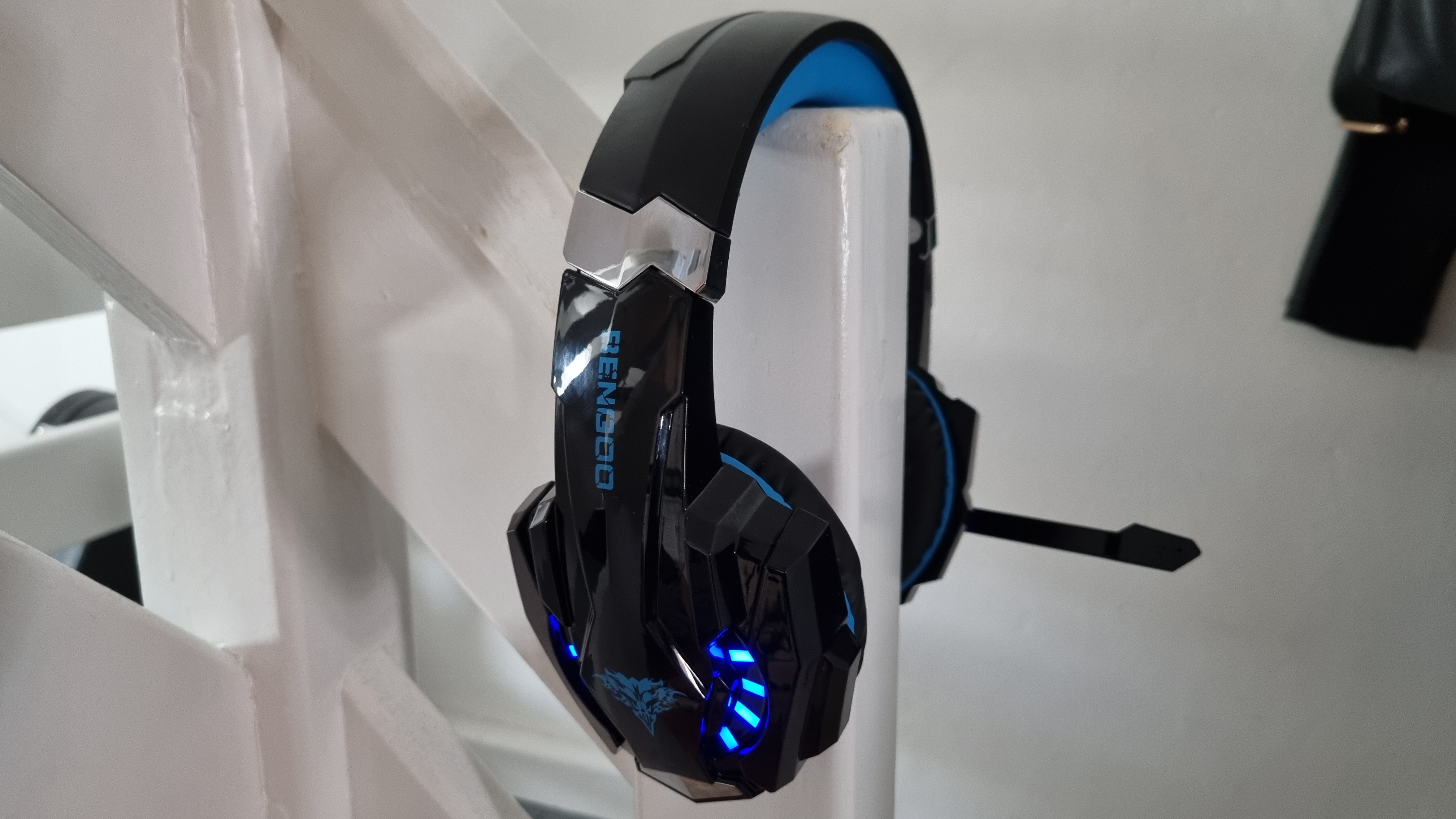 The Bengoo G9000 being displayed as if it were being worn on the head