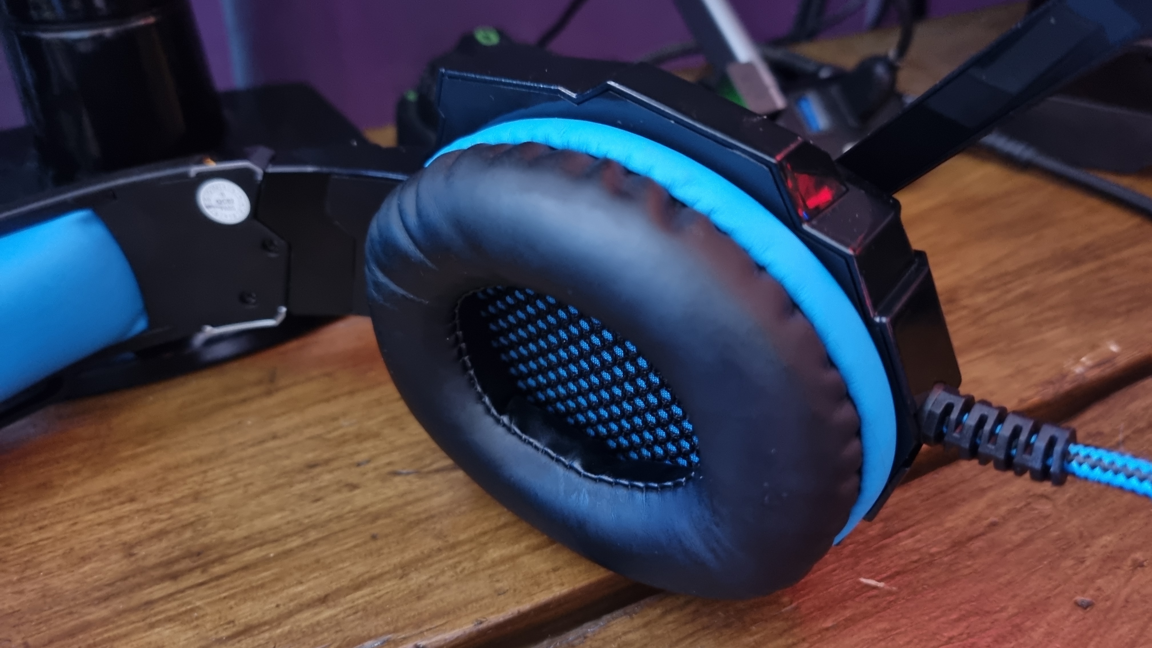 The inside of a Bengoo G9000 earcup