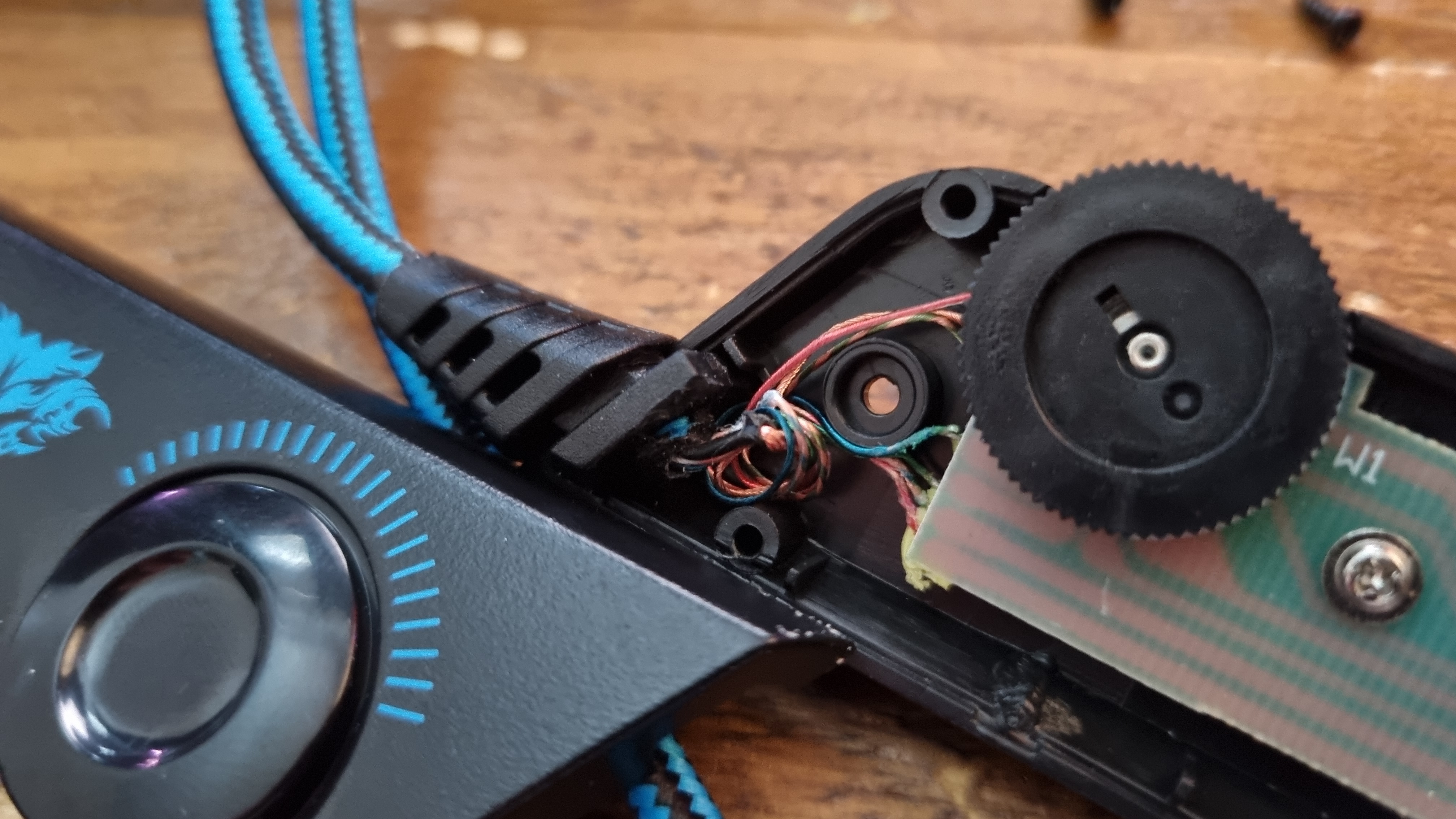 The internals of the Bengoo G900 in-cable controls