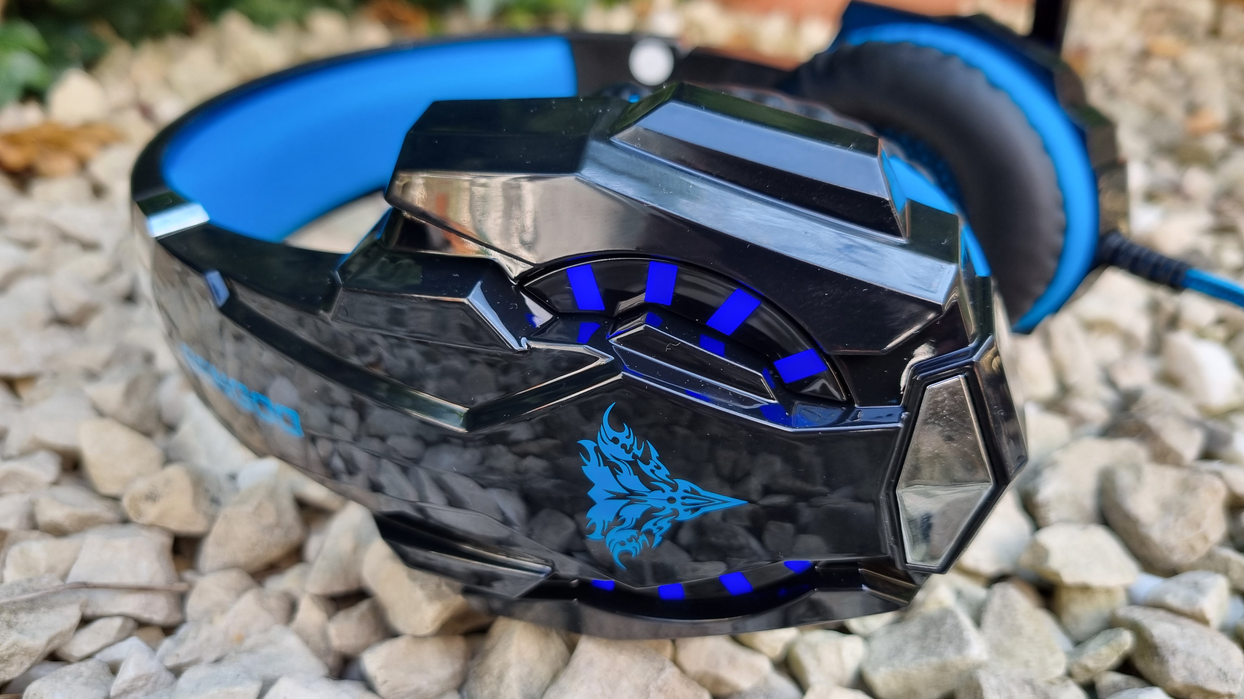 The Bengoo G9000 gaming headset on white gravel