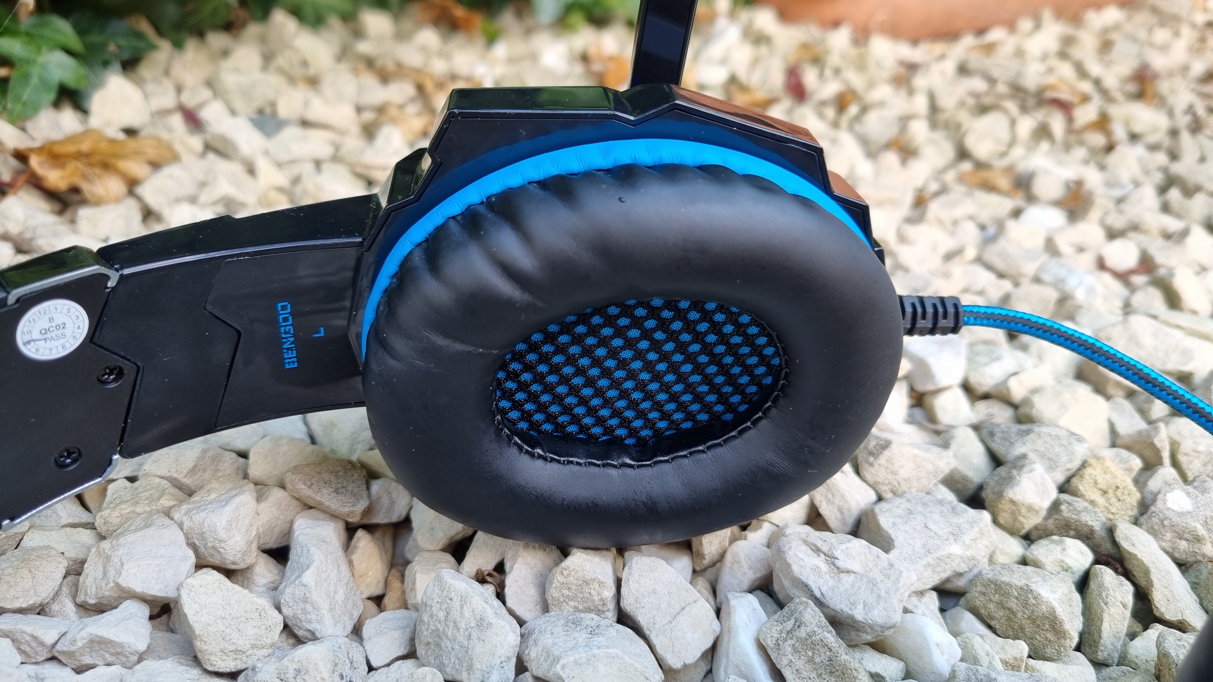 The Bengoo G9000 gaming headset on white gravel