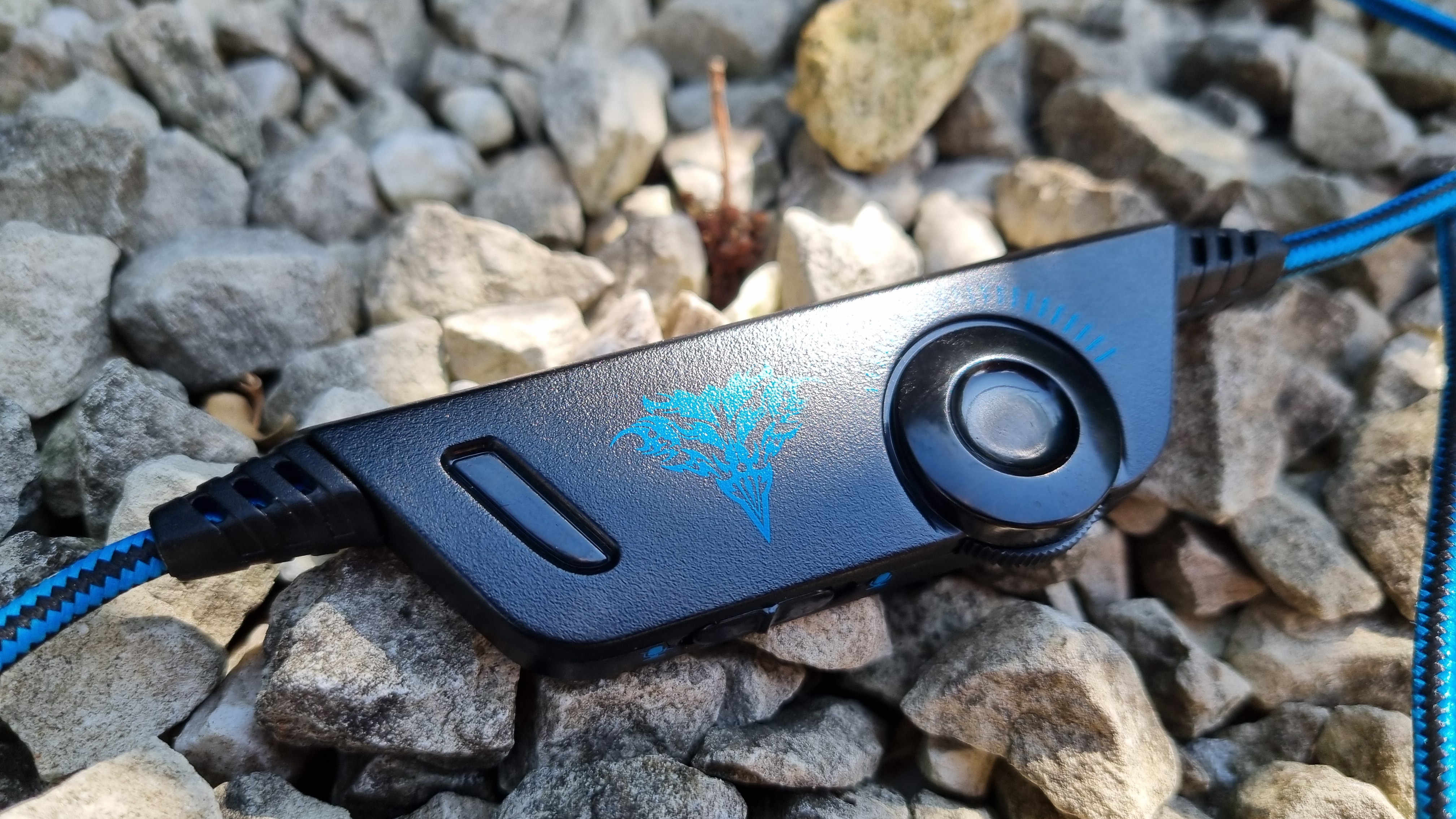 The Bengoo G9000 gaming headset on white gravel