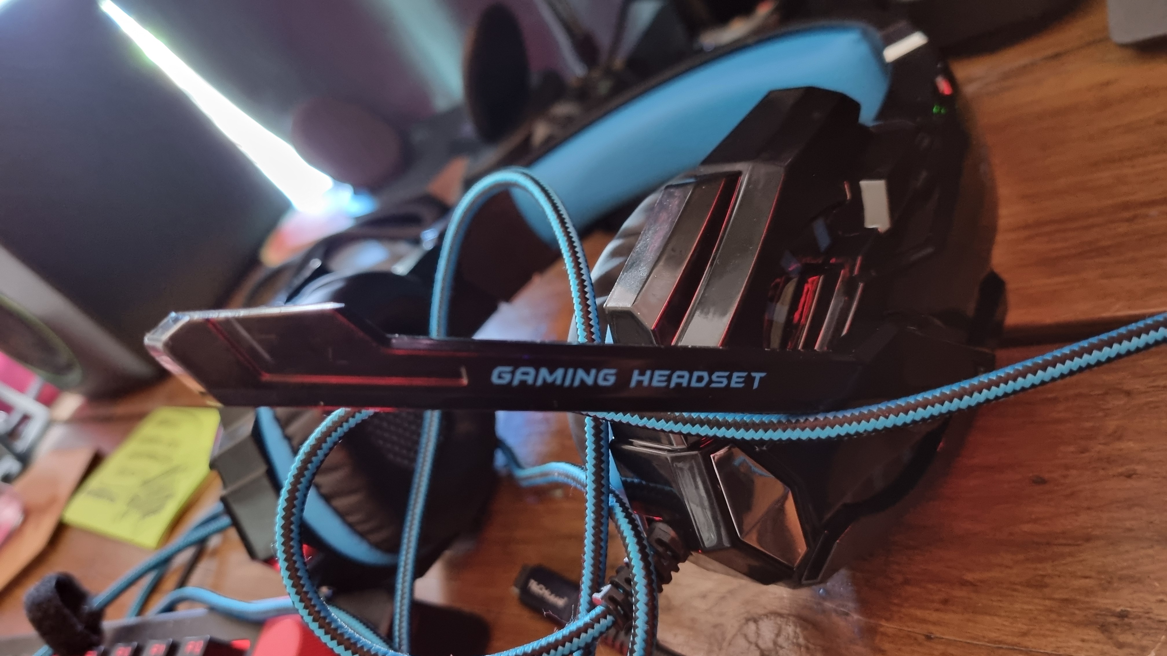The microphone arm of the Bengoo G9000 gaming headset