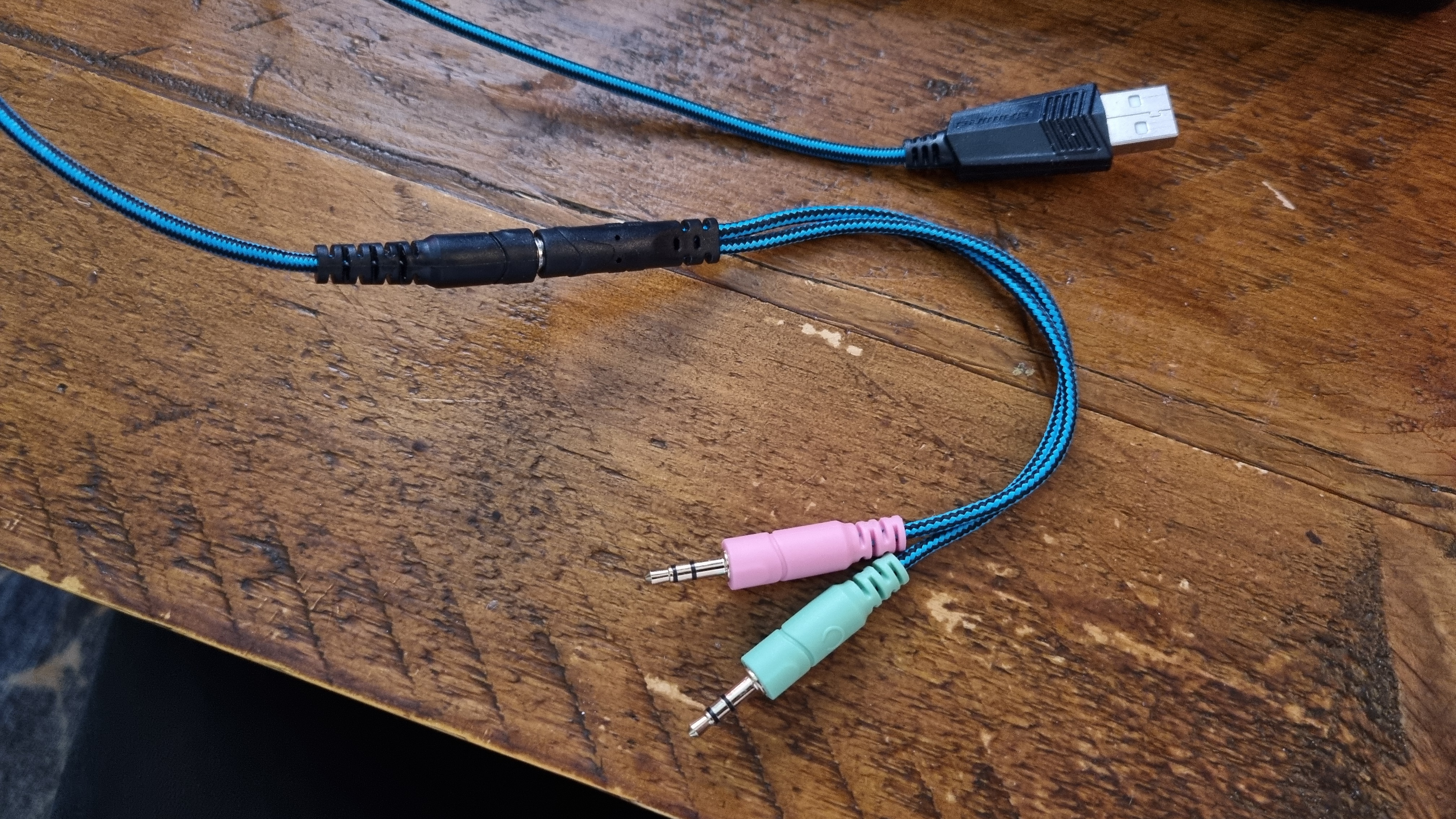 The wires, connections, and splitter cable of the Bengoo G9000