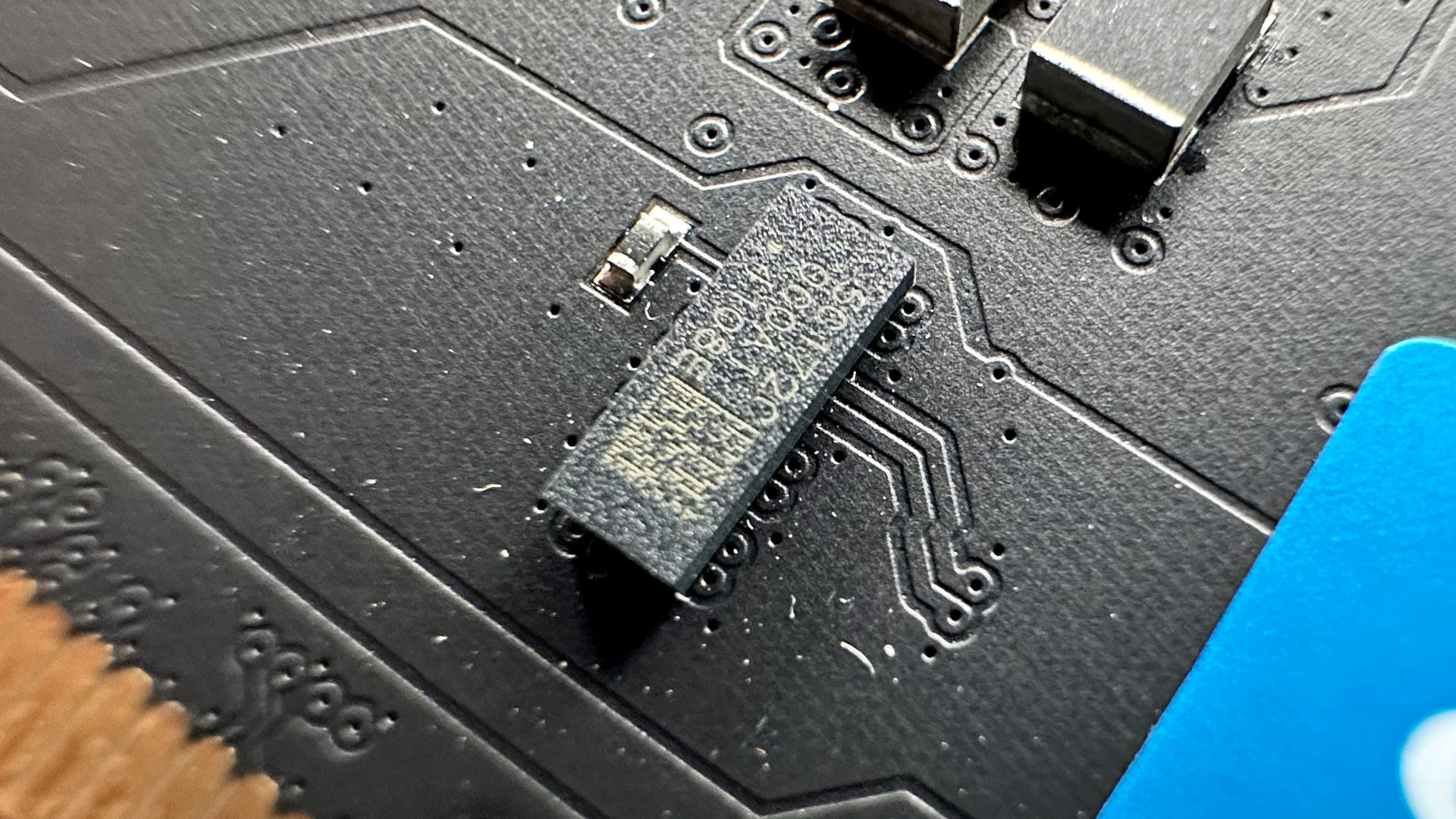 A close-up photo of the clock driver chip used in Crucial's 128 GB DDR5-6400 CUDIMM kit.