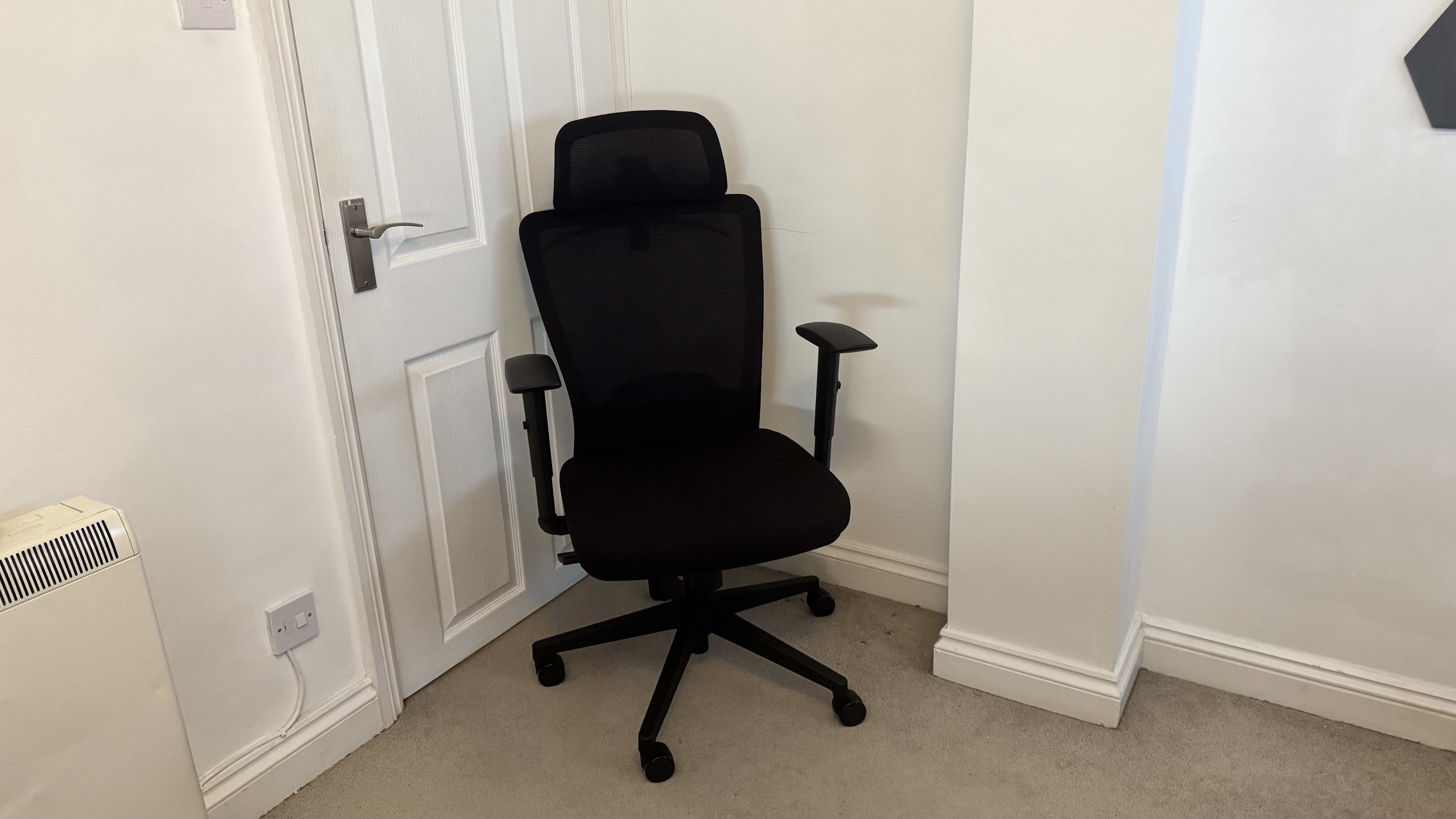 Flexispot OC3 office chair from the front (in black)