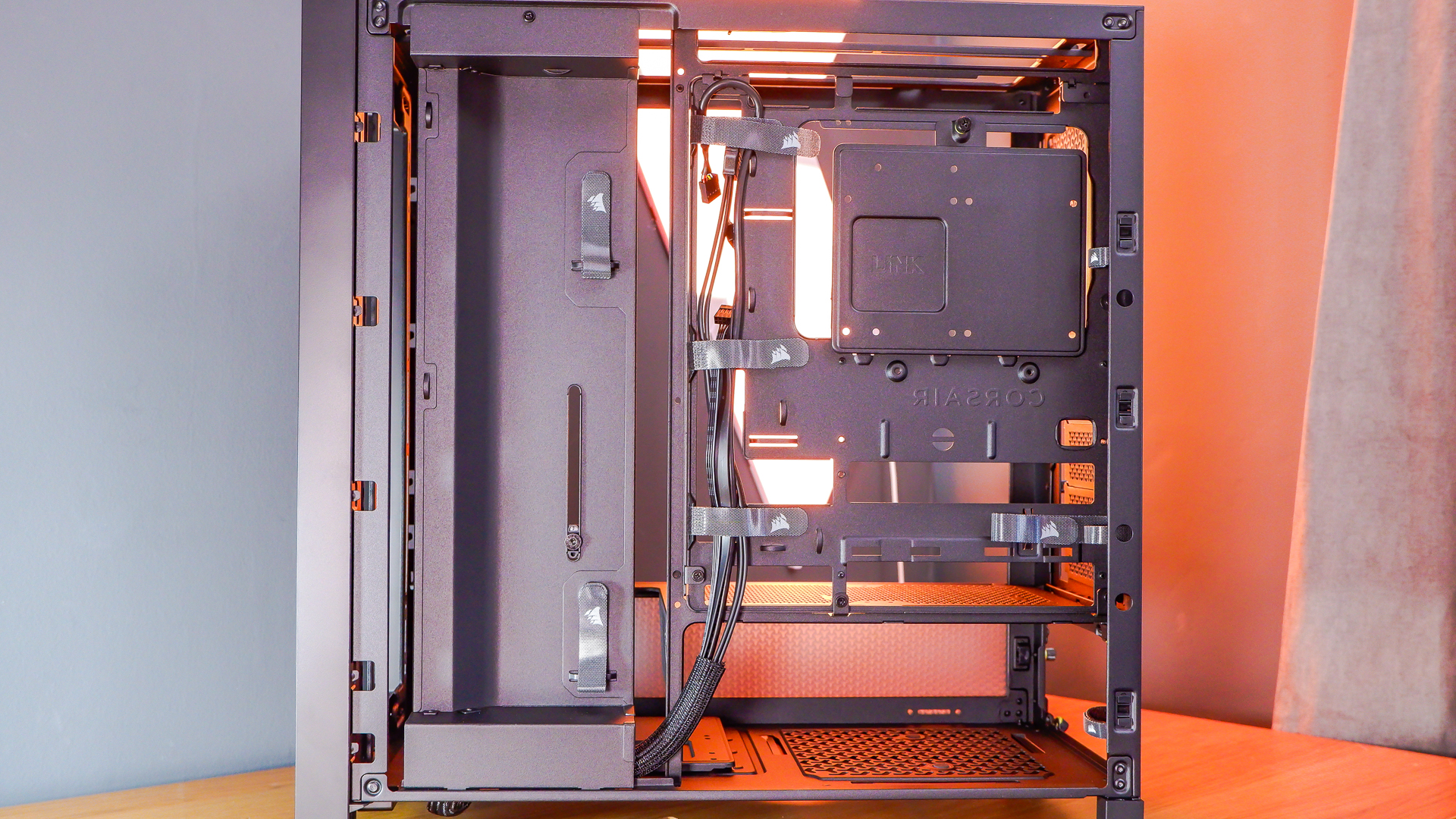 A PC build using mostly Corsair parts and its iCUE Link system for controlling and monitoring various components.