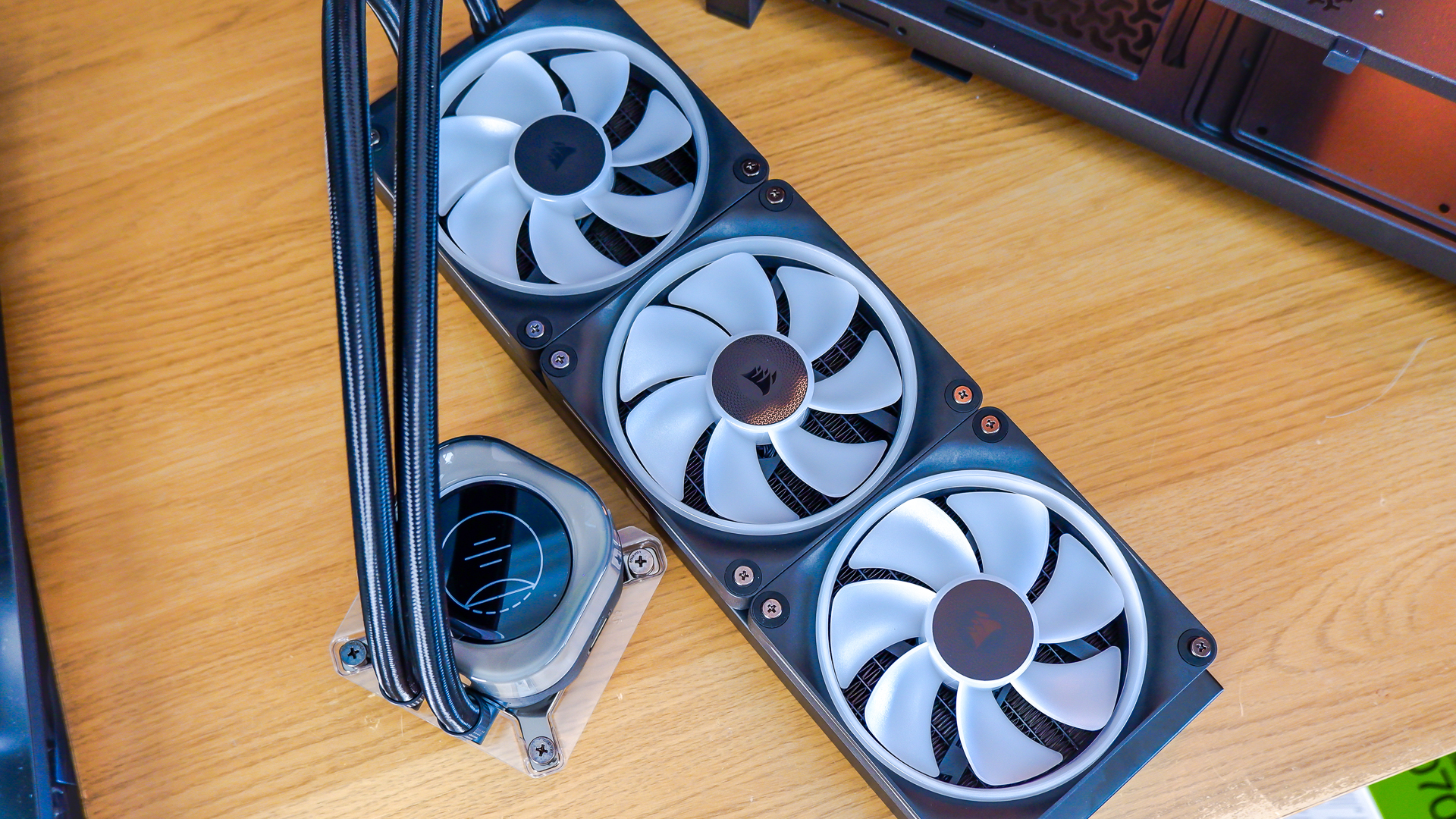 A PC build using mostly Corsair parts and its iCUE Link system for controlling and monitoring various components.