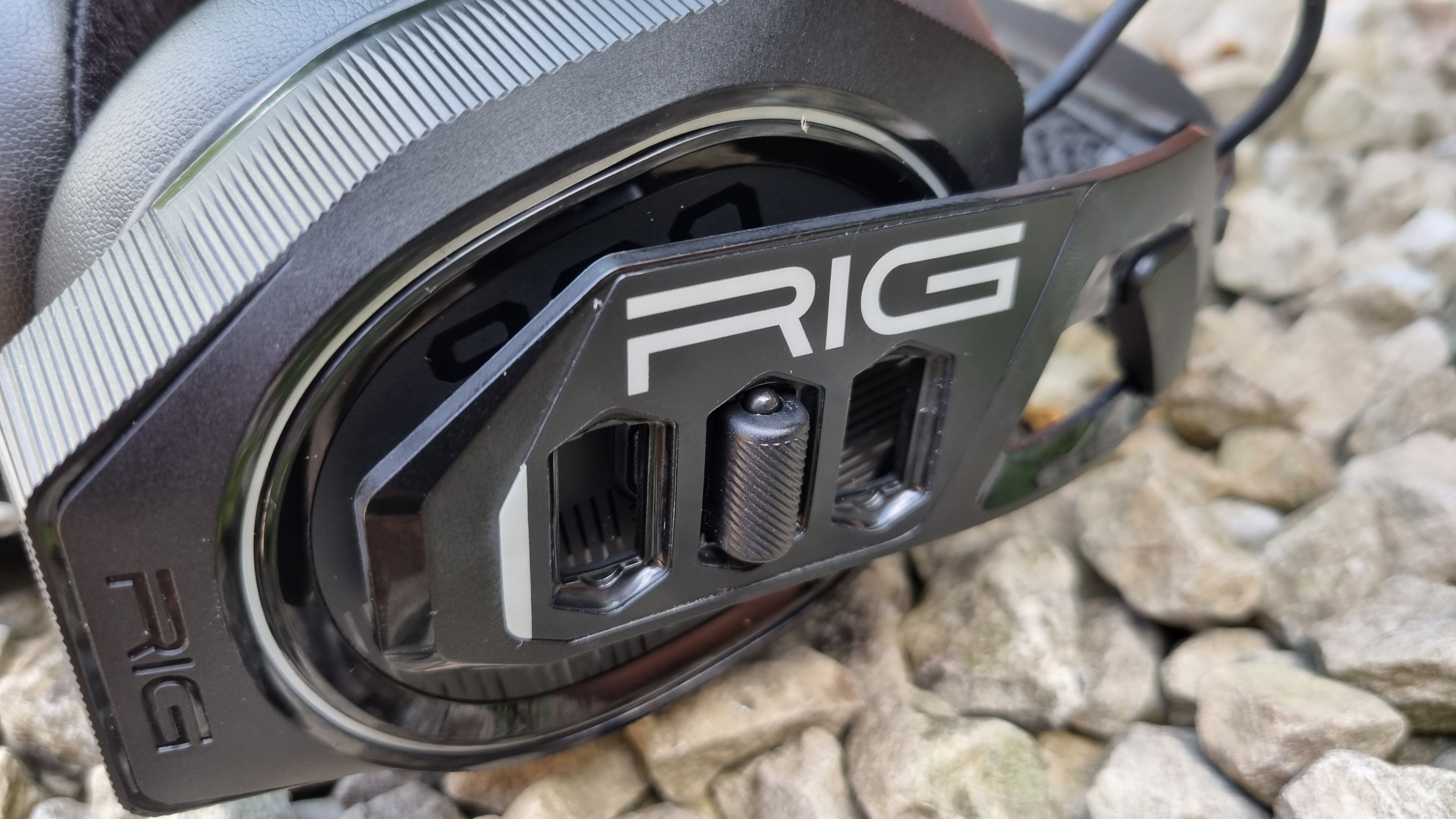 Close up details of the Nacon RIG 900 Max HS