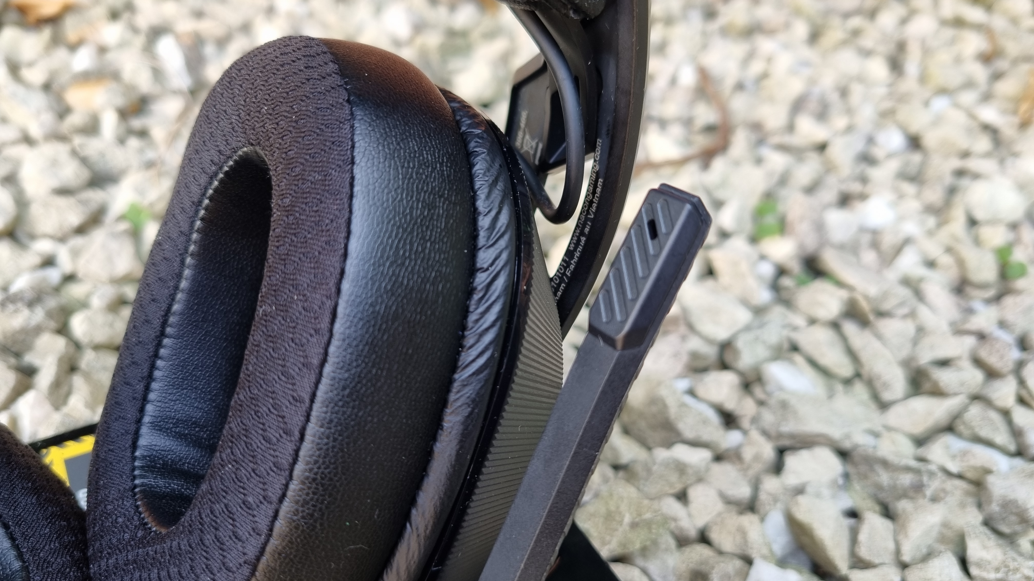 The microphone arm, in an upwards position, on the Nacon Rig 900 Max HX