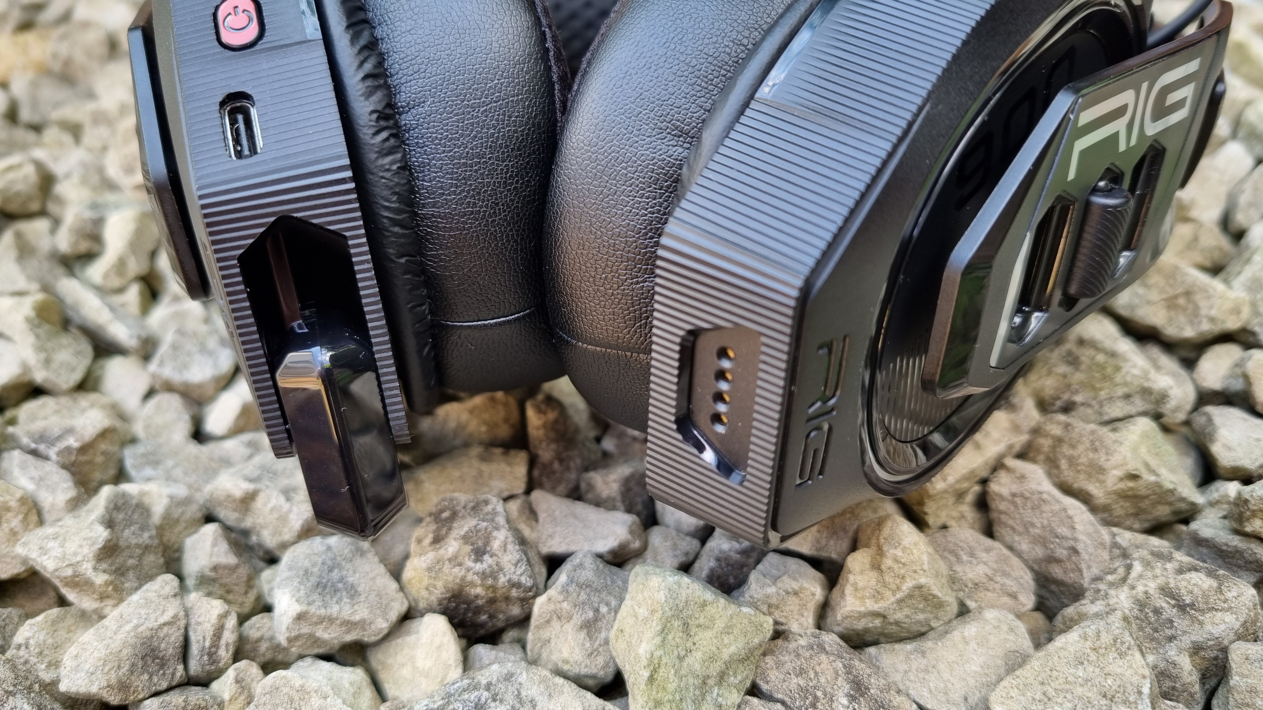 The charging socket of the Nacon Rig 900 Max HS